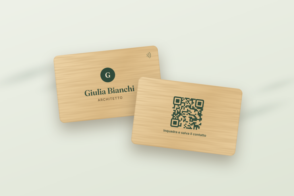 Fronte e retro della card in bambù con il QR code